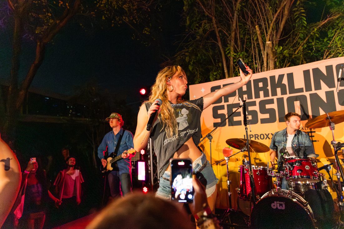 Dasha performing live at a Sparkling Sessions showcase